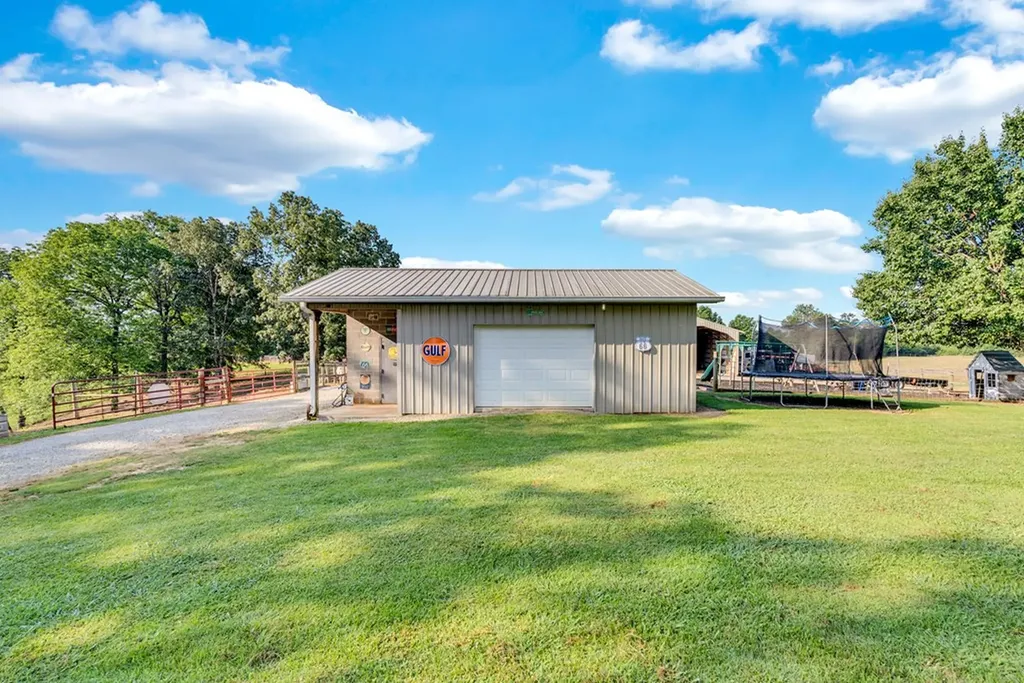 887 Ray Cemetery Road Sparta TN 38583