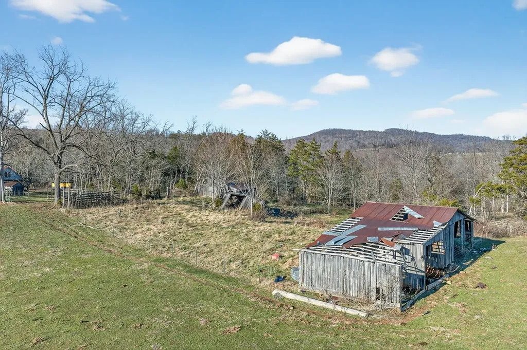 8225 Red Hill Road Pall Mall TN 38577