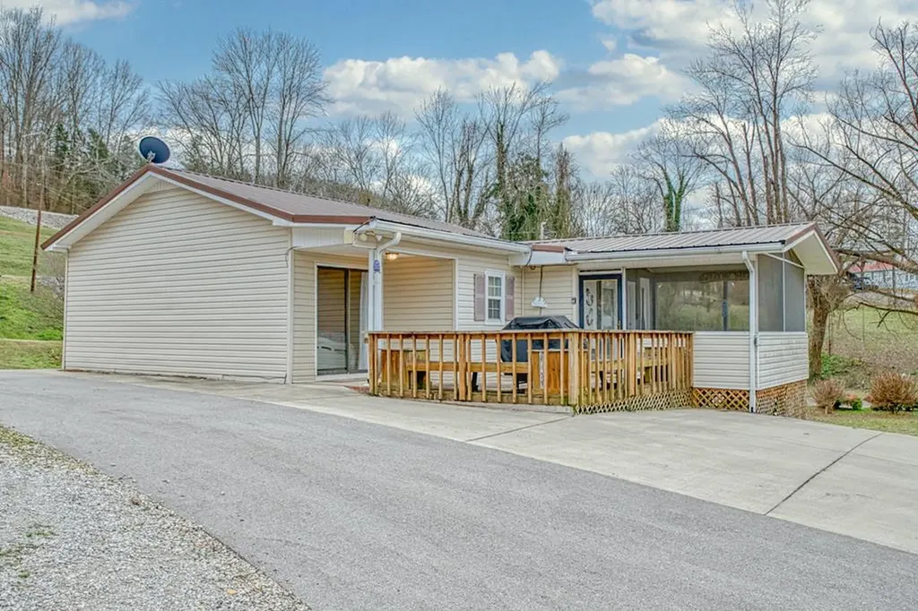 1369 Austin Lake Road Baxter TN 38544