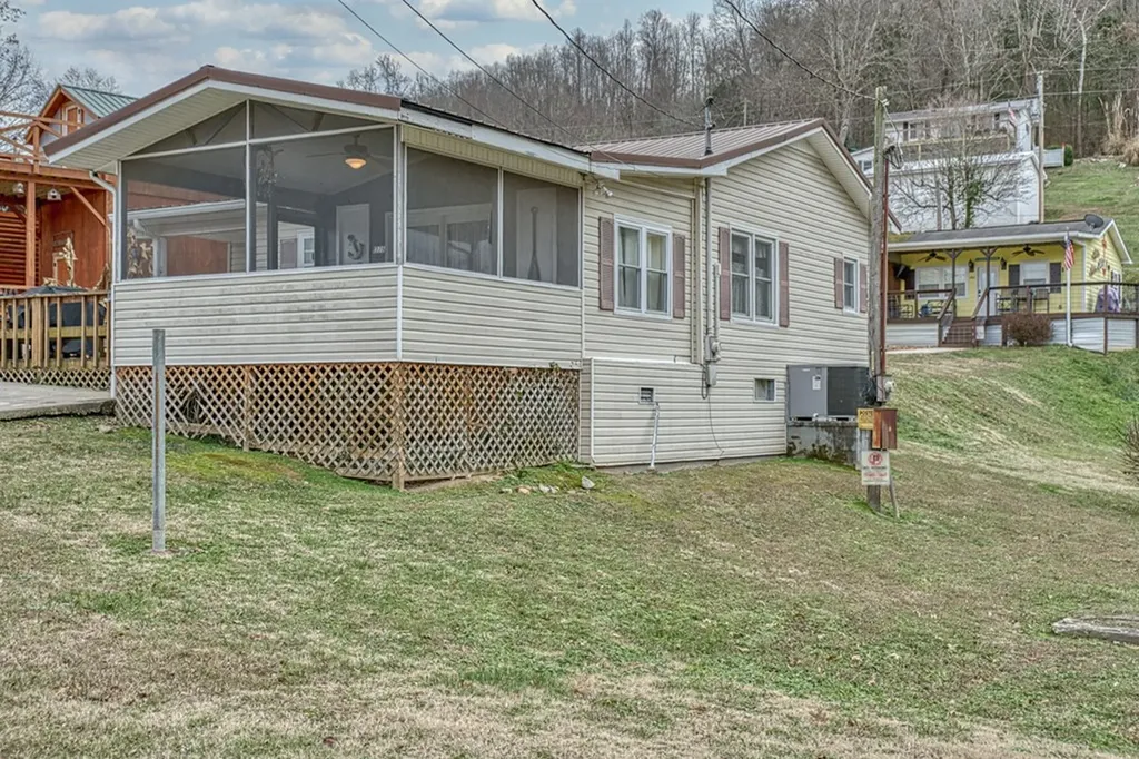 1369 Austin Lake Road Baxter TN 38544