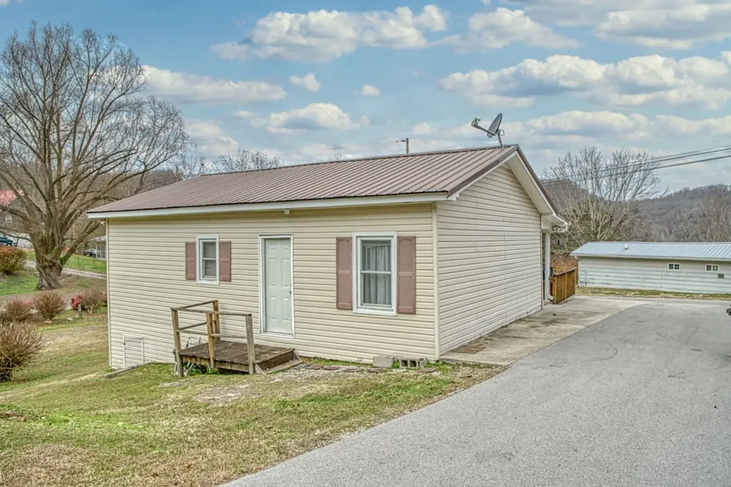 1369 Austin Lake Road Baxter TN 38544