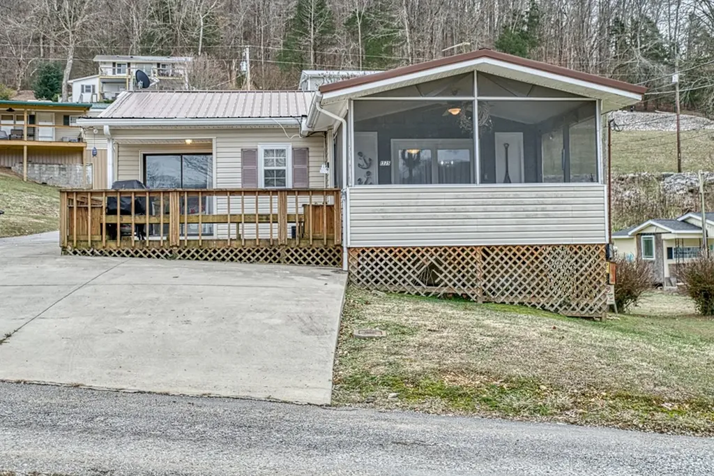 1369 Austin Lake Road Baxter TN 38544