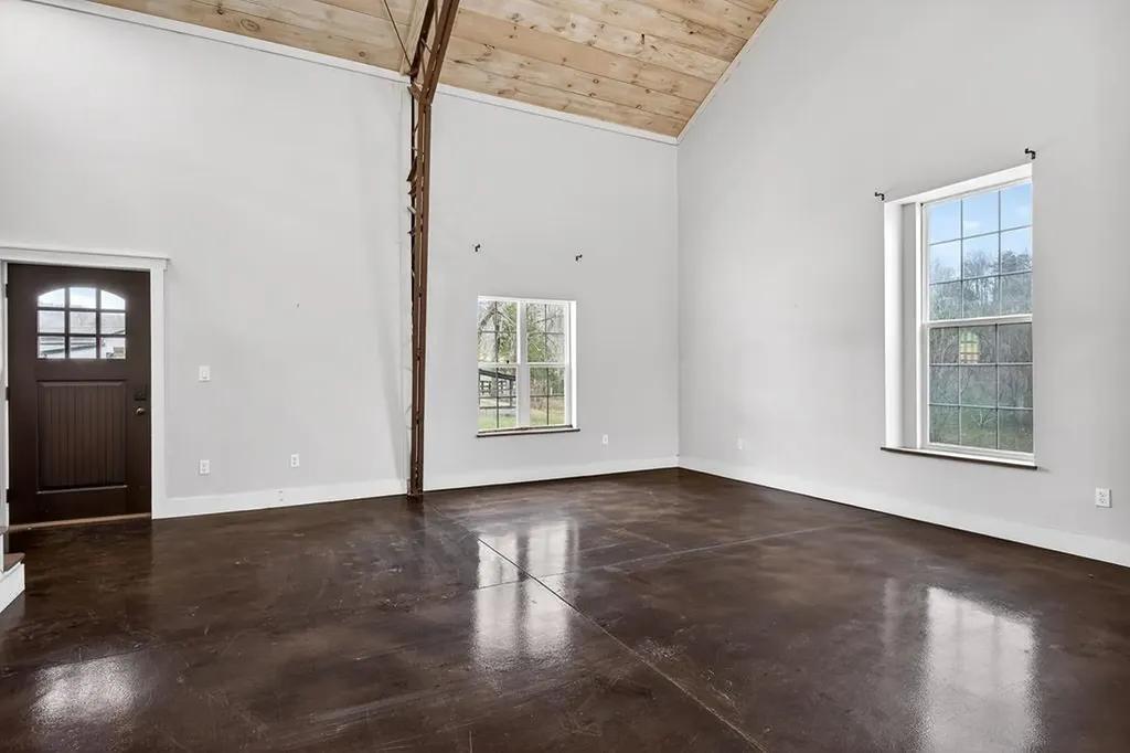 1423 Moodyville Loop Byrdstown TN 38549