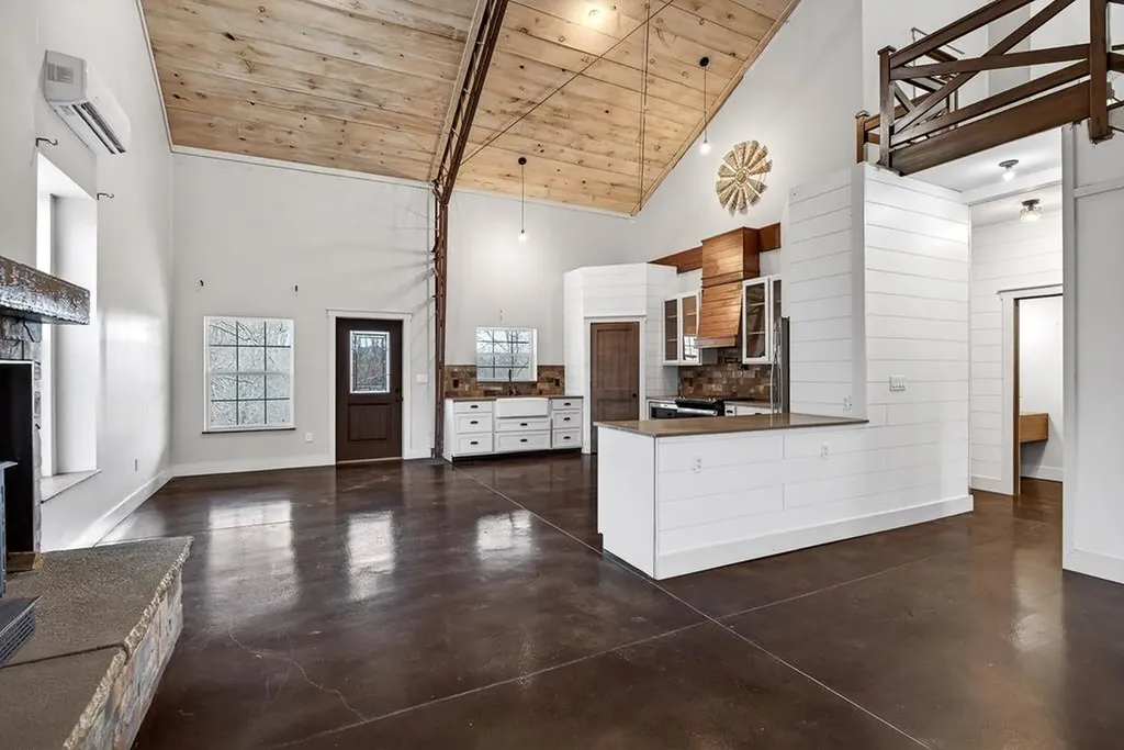 1423 Moodyville Loop Byrdstown TN 38549