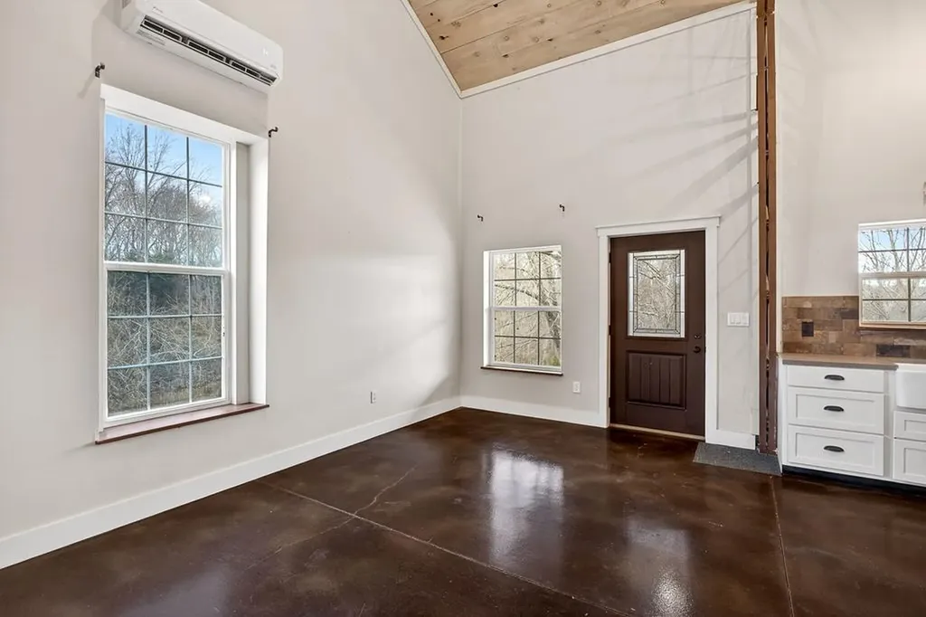 1423 Moodyville Loop Byrdstown TN 38549