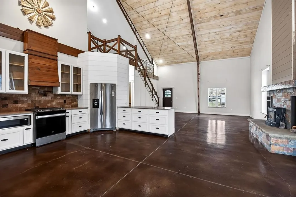 1423 Moodyville Loop Byrdstown TN 38549