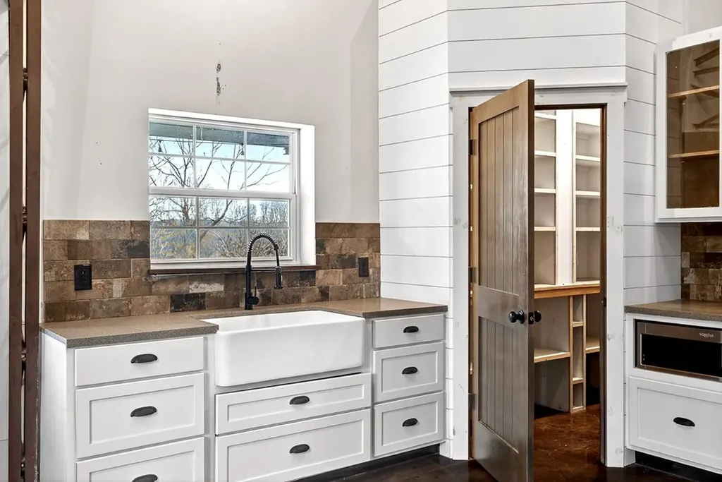 1423 Moodyville Loop Byrdstown TN 38549