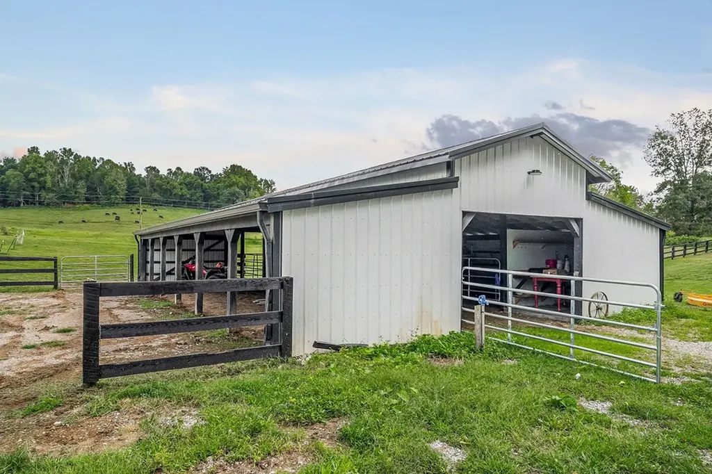 1423 Moodyville Loop Byrdstown TN 38549