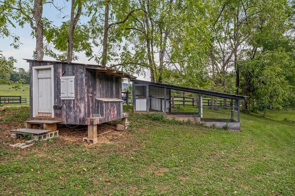 1423 Moodyville Loop Byrdstown TN 38549