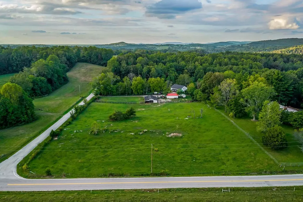 1423 Moodyville Loop Byrdstown TN 38549