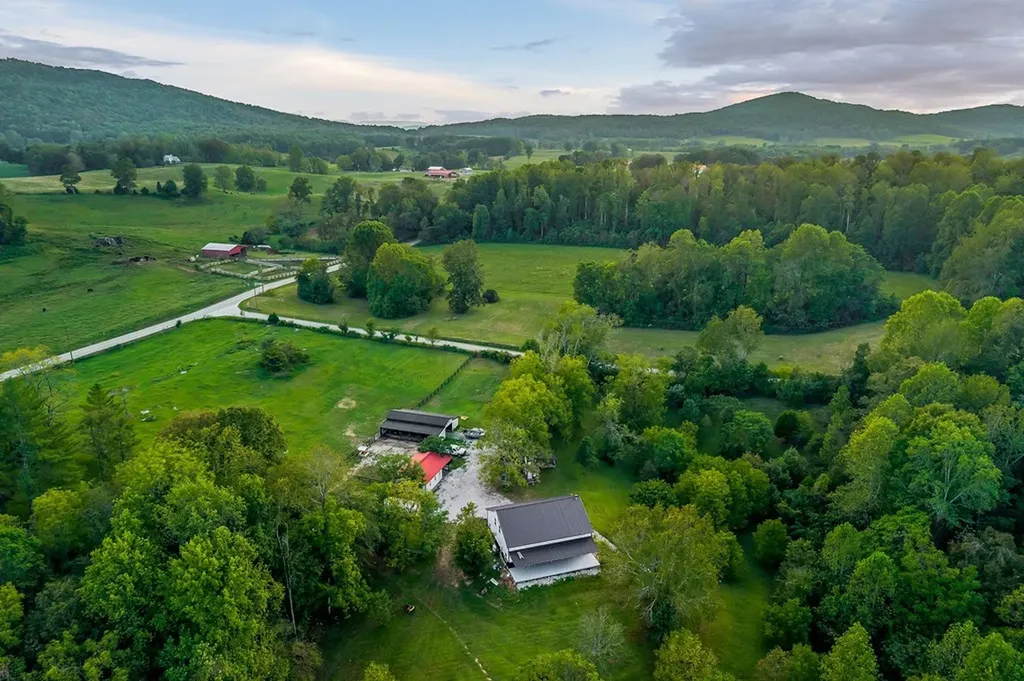 1423 Moodyville Loop Byrdstown TN 38549