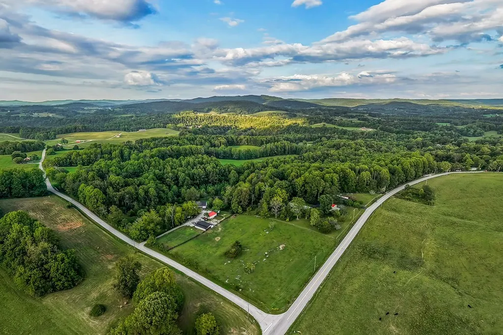 1423 Moodyville Loop Byrdstown TN 38549