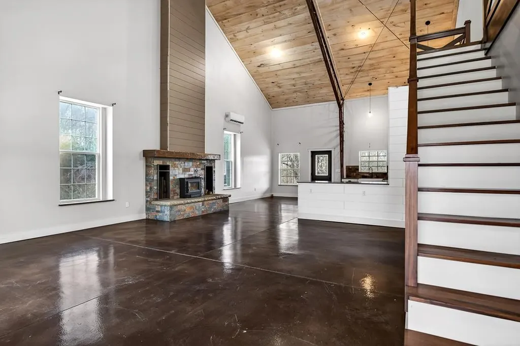 1423 Moodyville Loop Byrdstown TN 38549