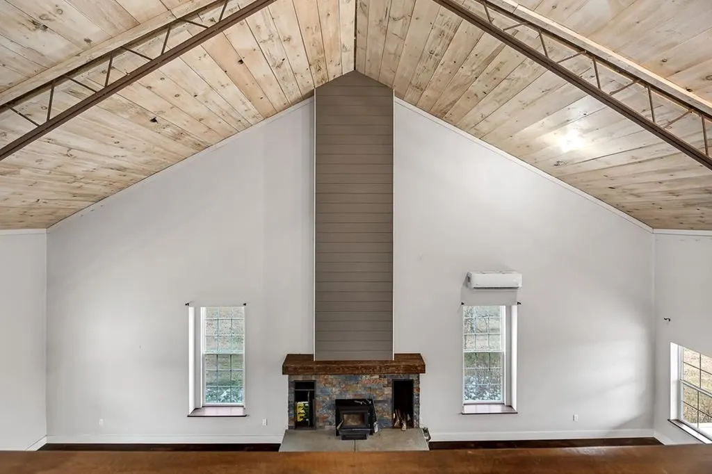 1423 Moodyville Loop Byrdstown TN 38549