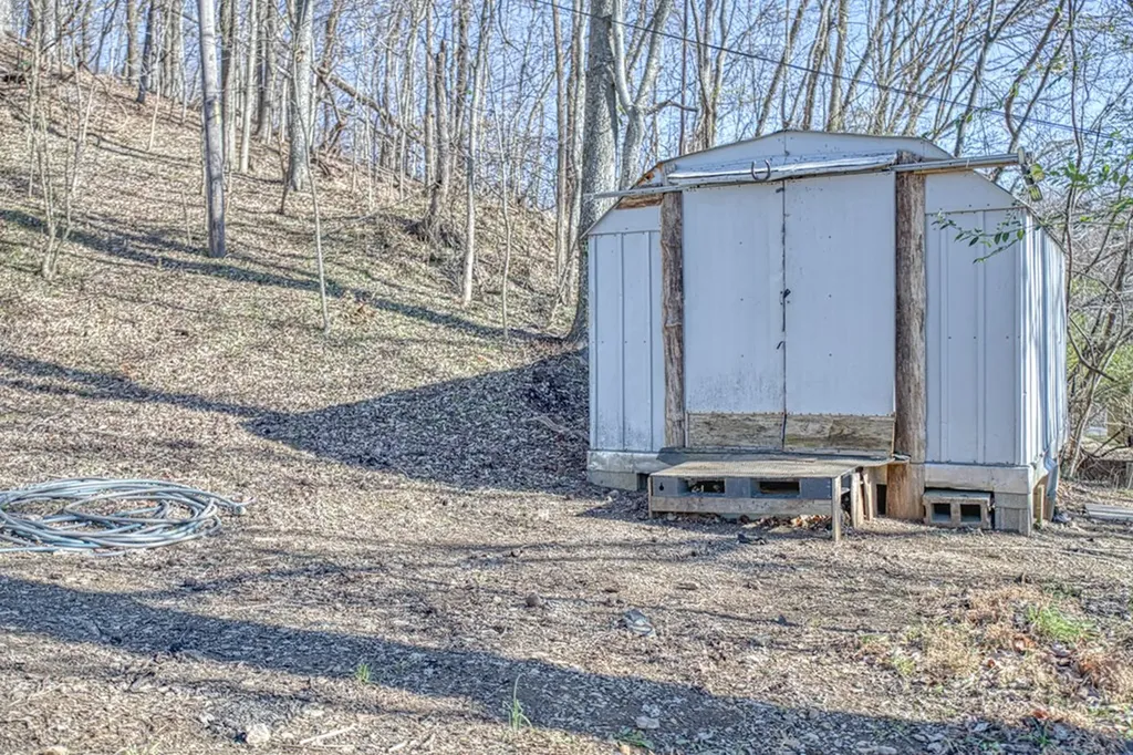 162 Schelley Knob Lane Gainesboro TN 38562