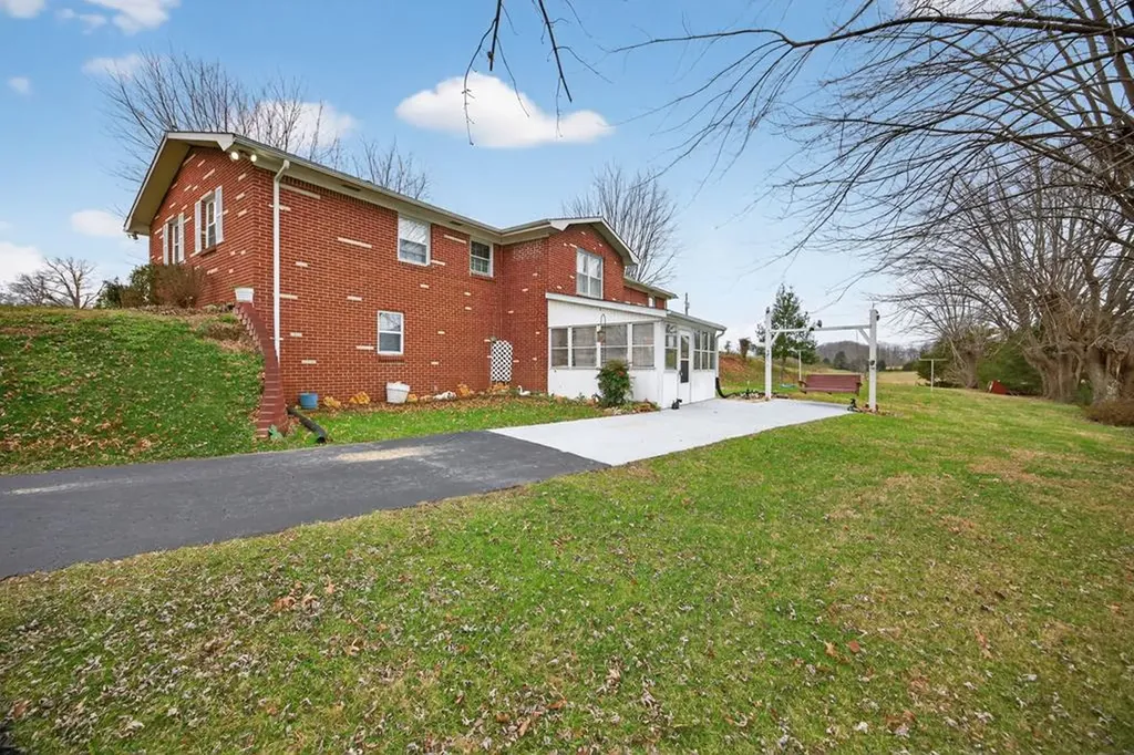 4670 Celina Highway Allons TN 38541