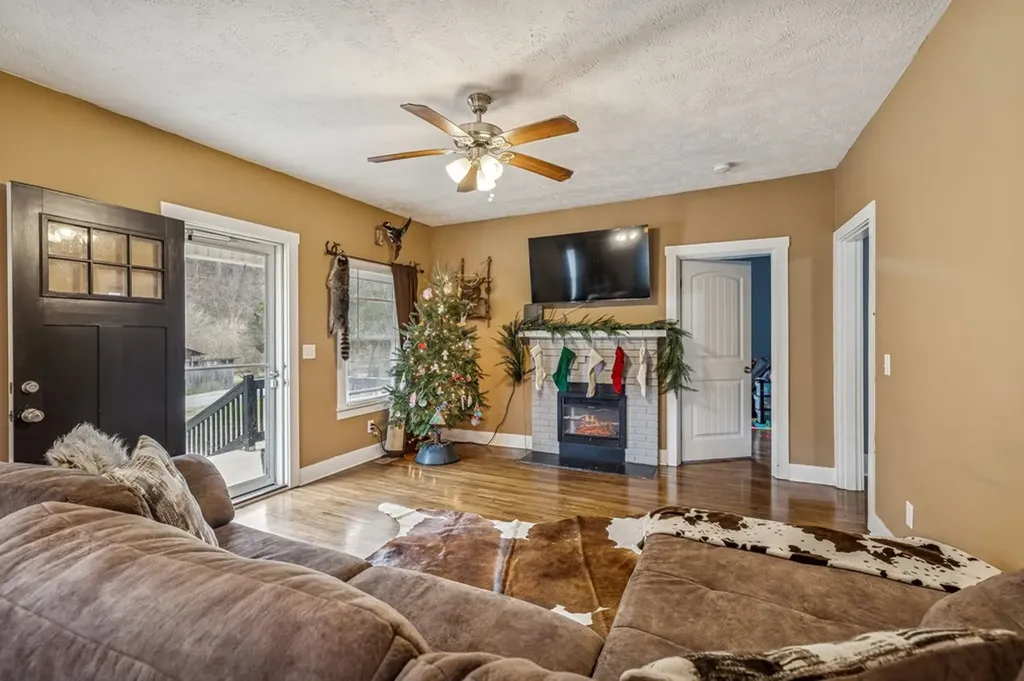 147 Sloan Branch Road Pleasant Shade TN 37145