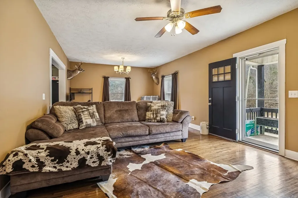 147 Sloan Branch Road Pleasant Shade TN 37145