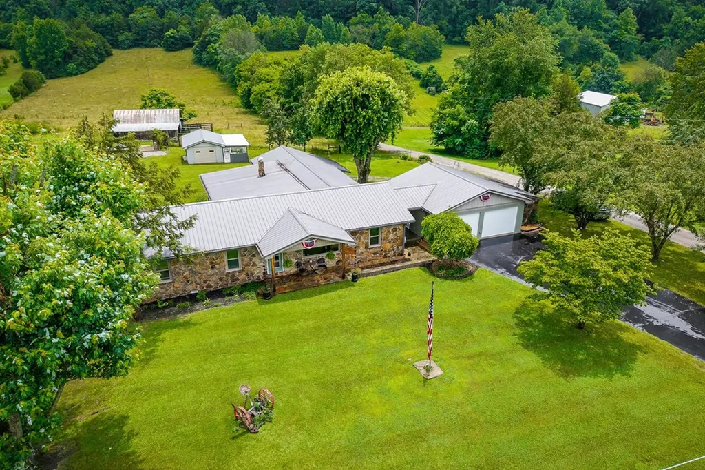 1653 Lester Flatt Road Sparta TN 38583