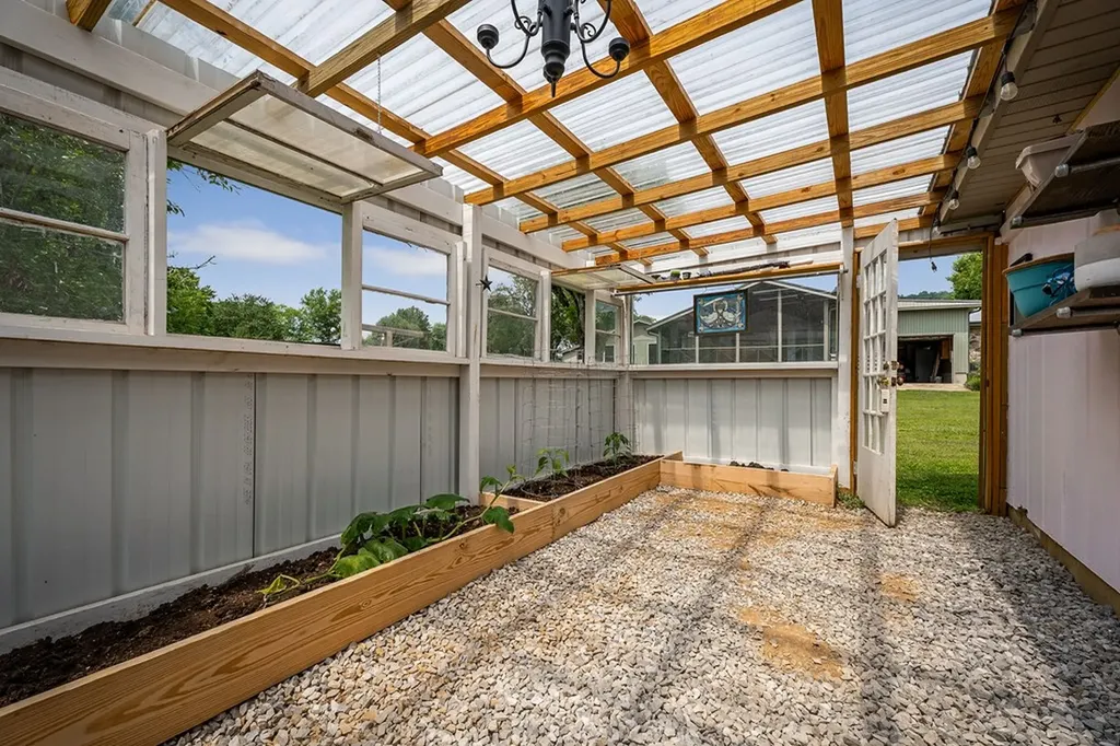 1653 Lester Flatt Road Sparta TN 38583