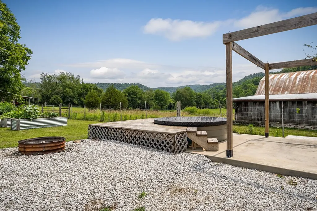 1653 Lester Flatt Road Sparta TN 38583