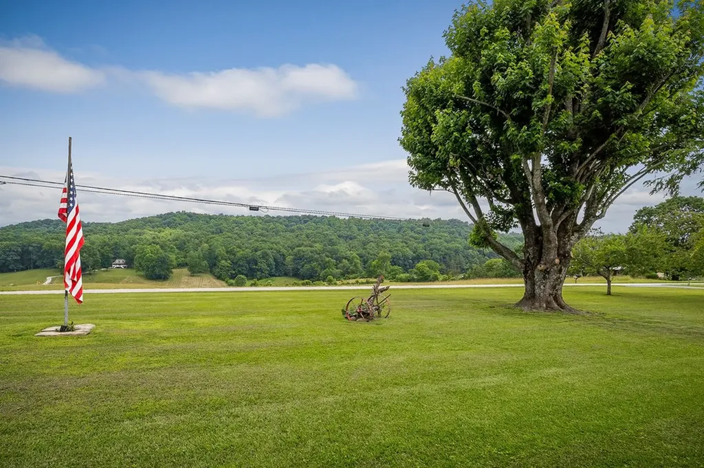 1653 Lester Flatt Road Sparta TN 38583