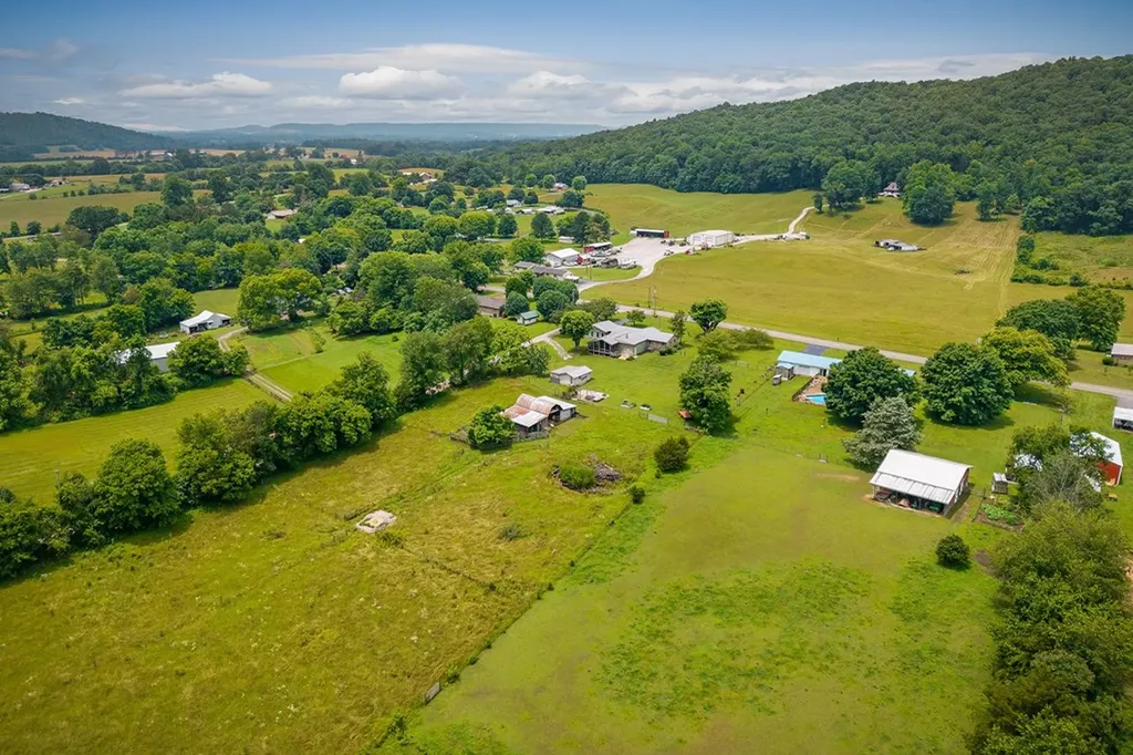 1653 Lester Flatt Road Sparta TN 38583