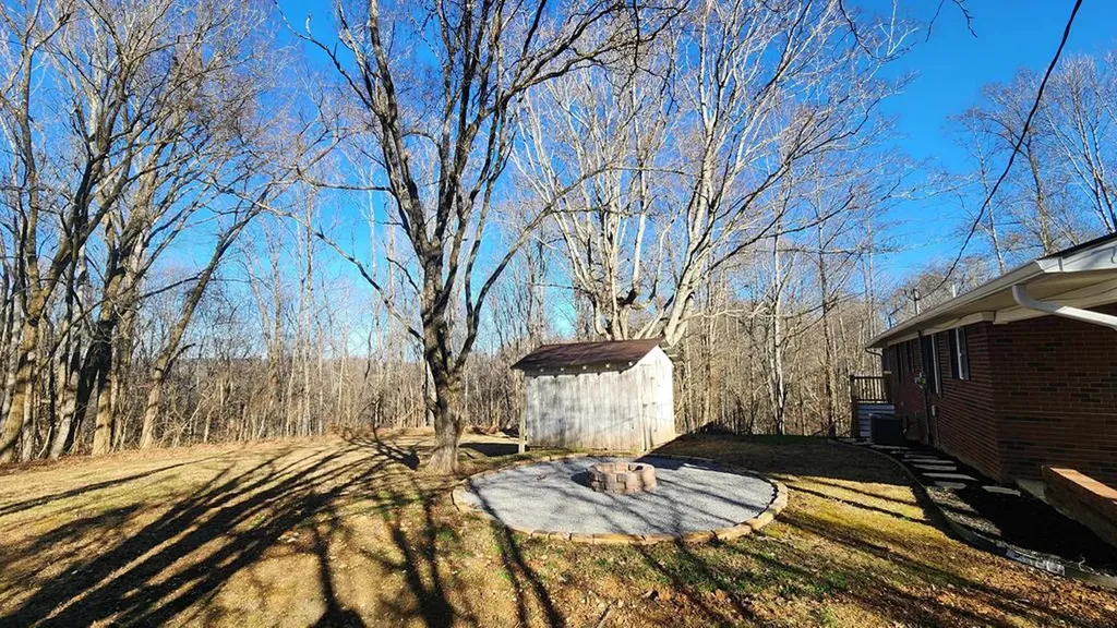 5021 Eagles Cove Road Byrdstown TN 38549