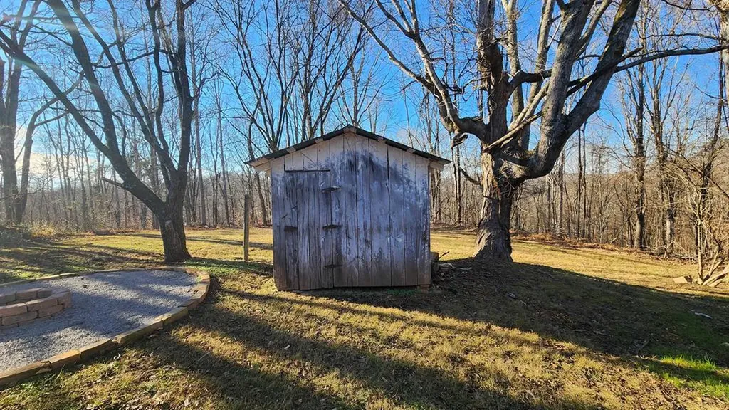 5021 Eagles Cove Road Byrdstown TN 38549