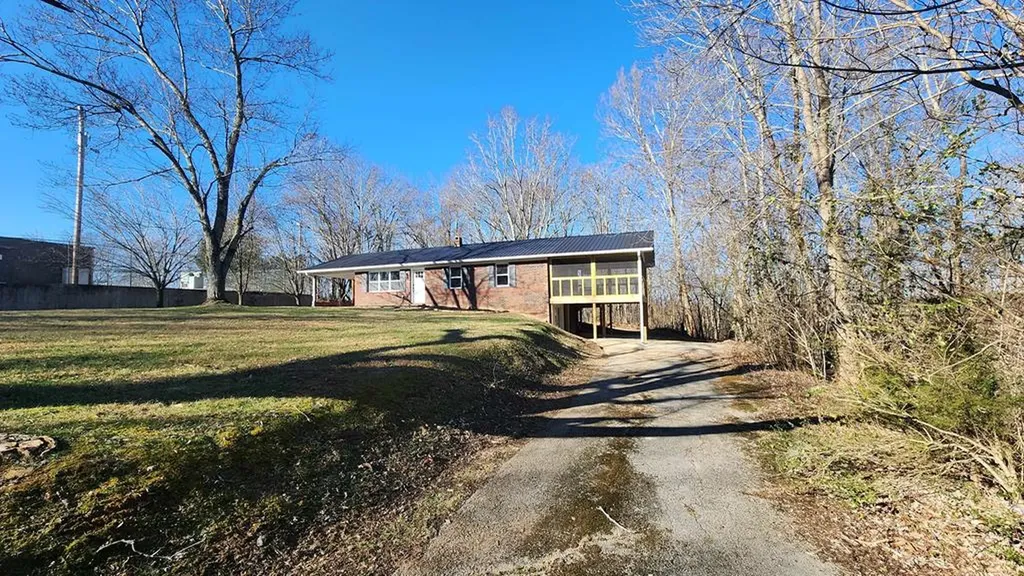 5021 Eagles Cove Road Byrdstown TN 38549