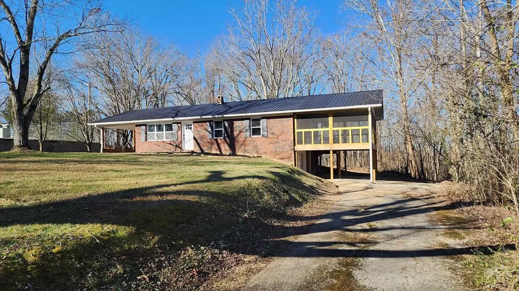 5021 Eagles Cove Road Byrdstown TN 38549