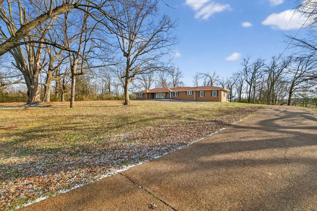 2136 W Broad Street Cookeville TN 38501