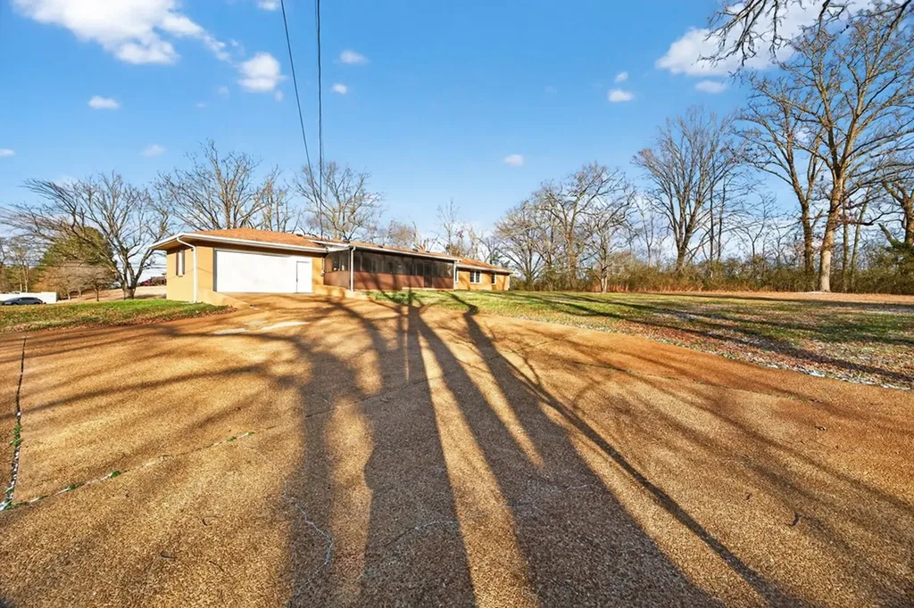 2136 W Broad Street Cookeville TN 38501