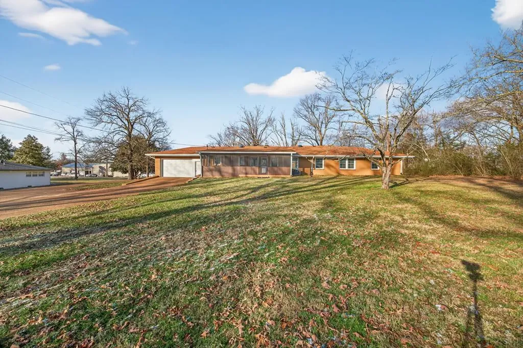 2136 W Broad Street Cookeville TN 38501