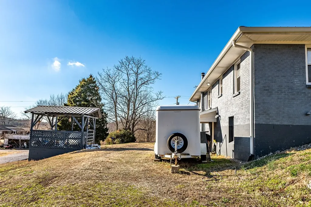 15 Amos Mcclerran Road Celina TN 38551