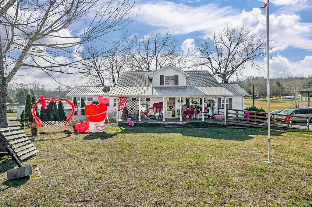 515 W Main Street Byrdstown TN 38549