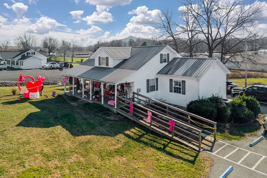 515 W Main Street Byrdstown TN 38549