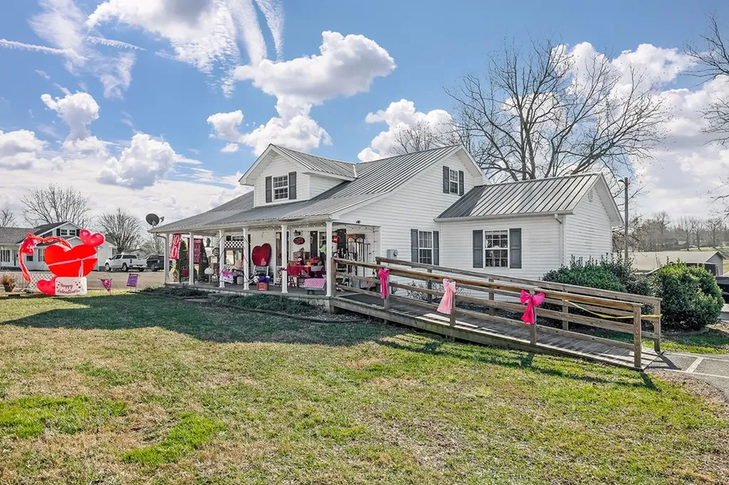 515 W Main Street Byrdstown TN 38549