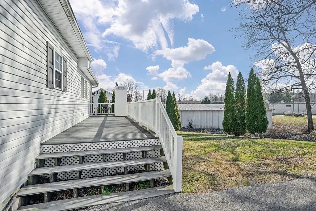 515 W Main Street Byrdstown TN 38549