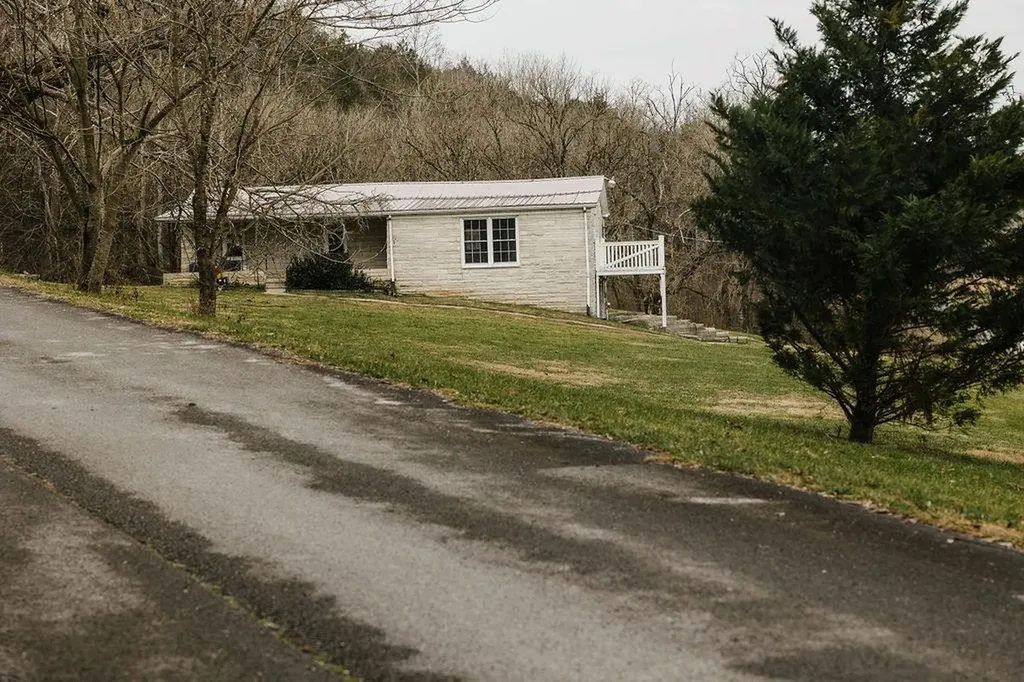 1515 Whites Bend Lane Gainesboro TN 38562