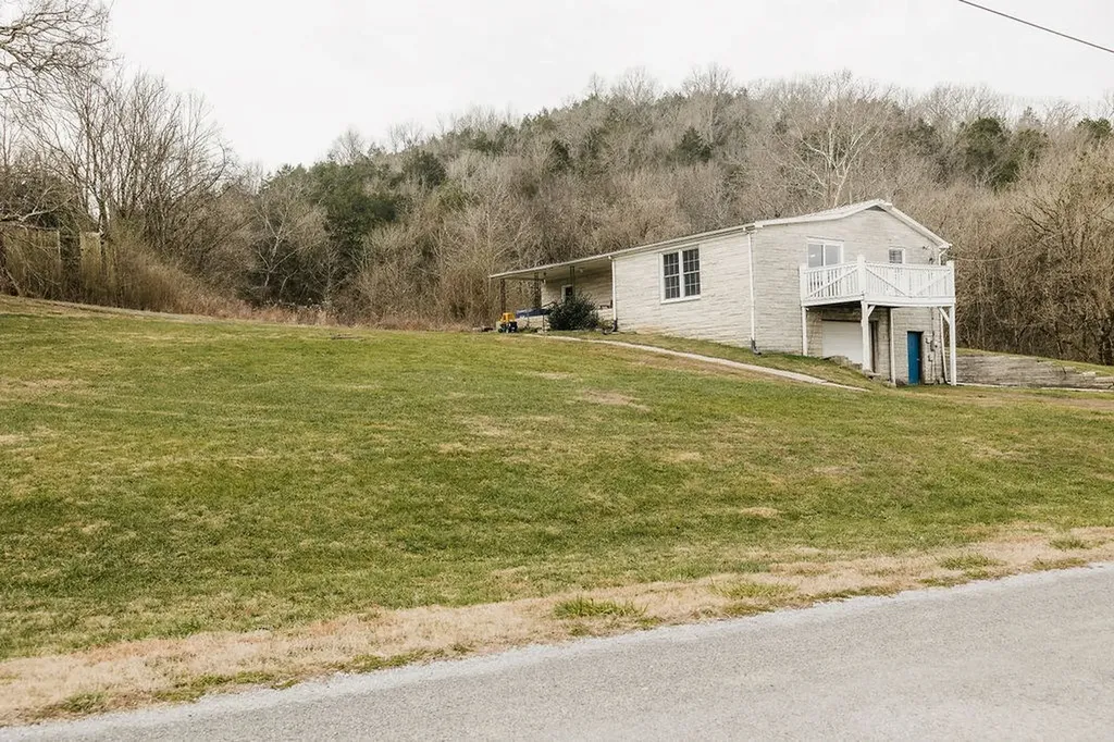 1515 Whites Bend Lane Gainesboro TN 38562