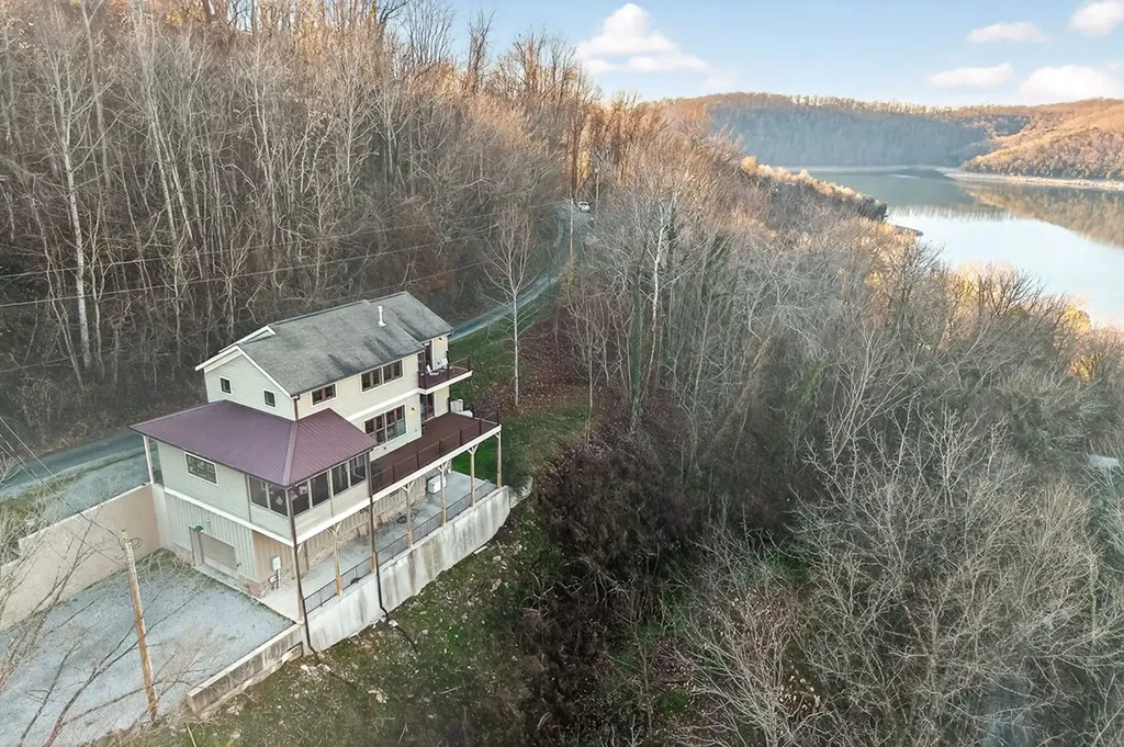 3379 Austin Bottom Baxter TN 38544