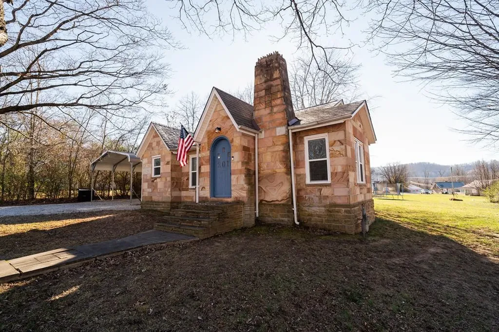 201 E 4th Street Livingston TN 38570