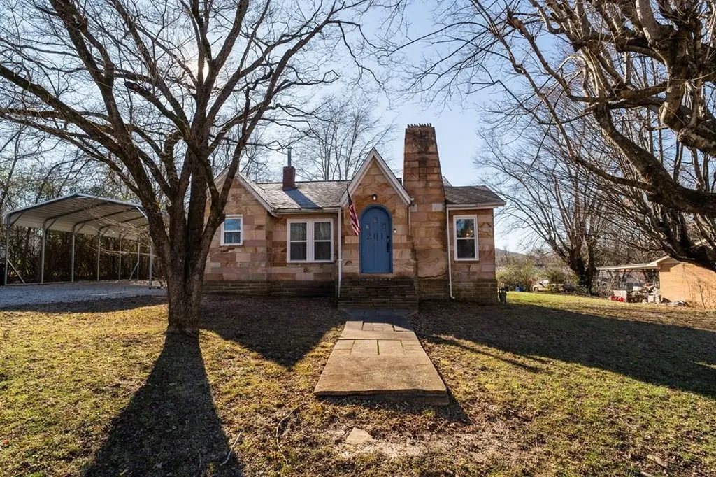 201 E 4th Street Livingston TN 38570