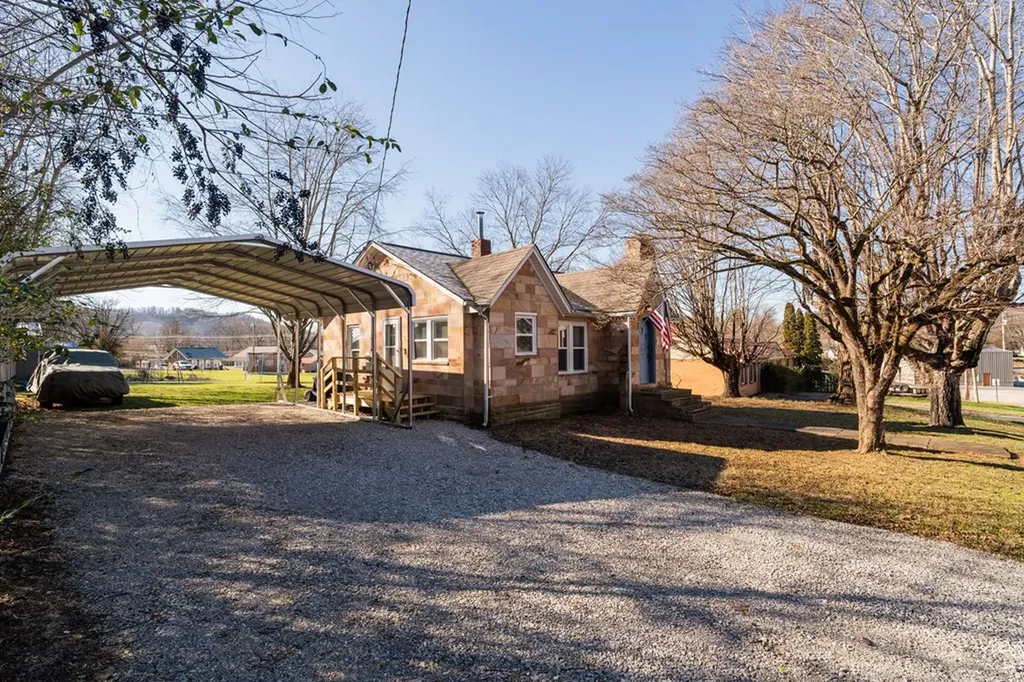 201 E 4th Street Livingston TN 38570