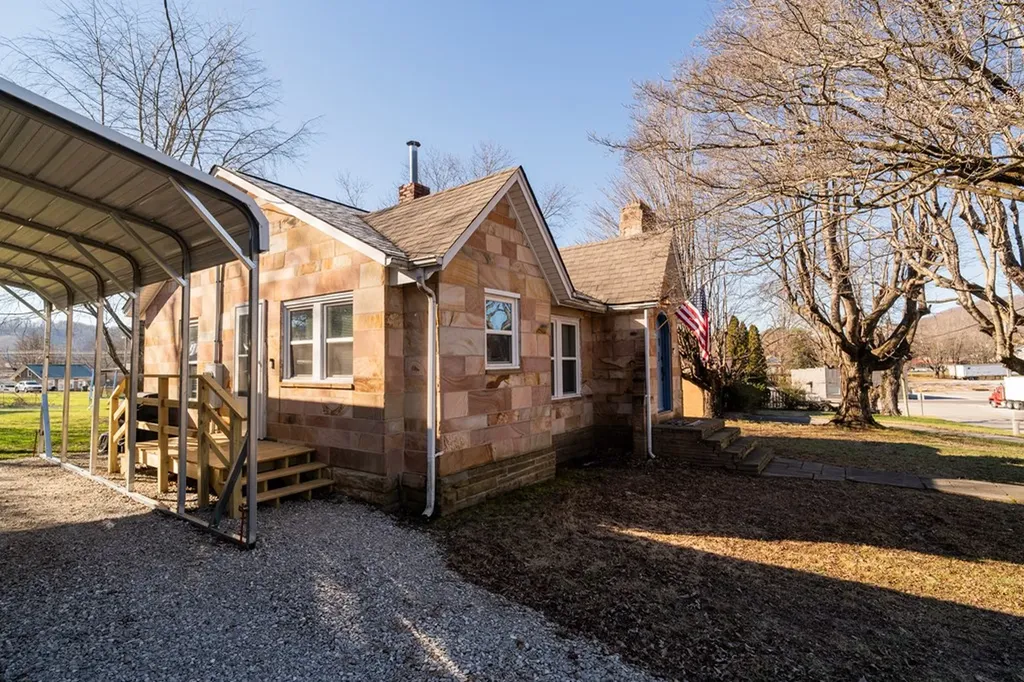 201 E 4th Street Livingston TN 38570