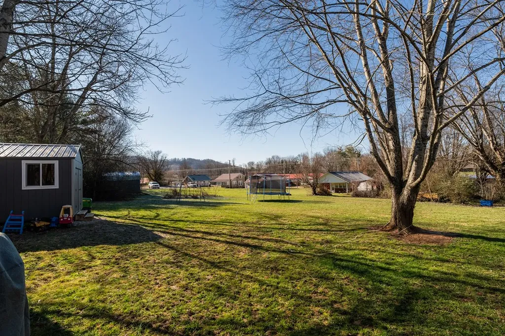 201 E 4th Street Livingston TN 38570