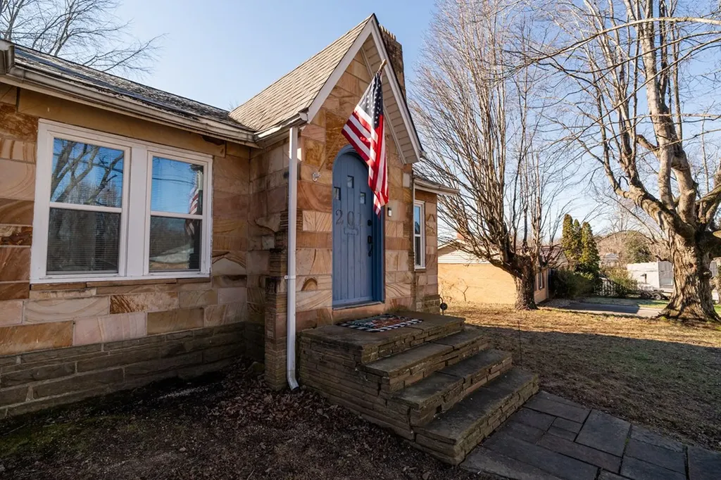 201 E 4th Street Livingston TN 38570