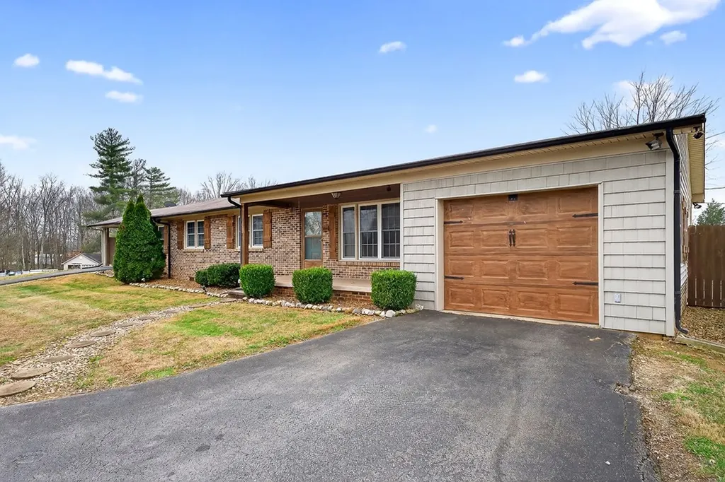 11640 Cookeville Boat Dock Road Baxter TN 38544