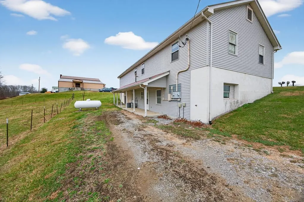 3614 Muddy Pond Road Monterey TN 38574